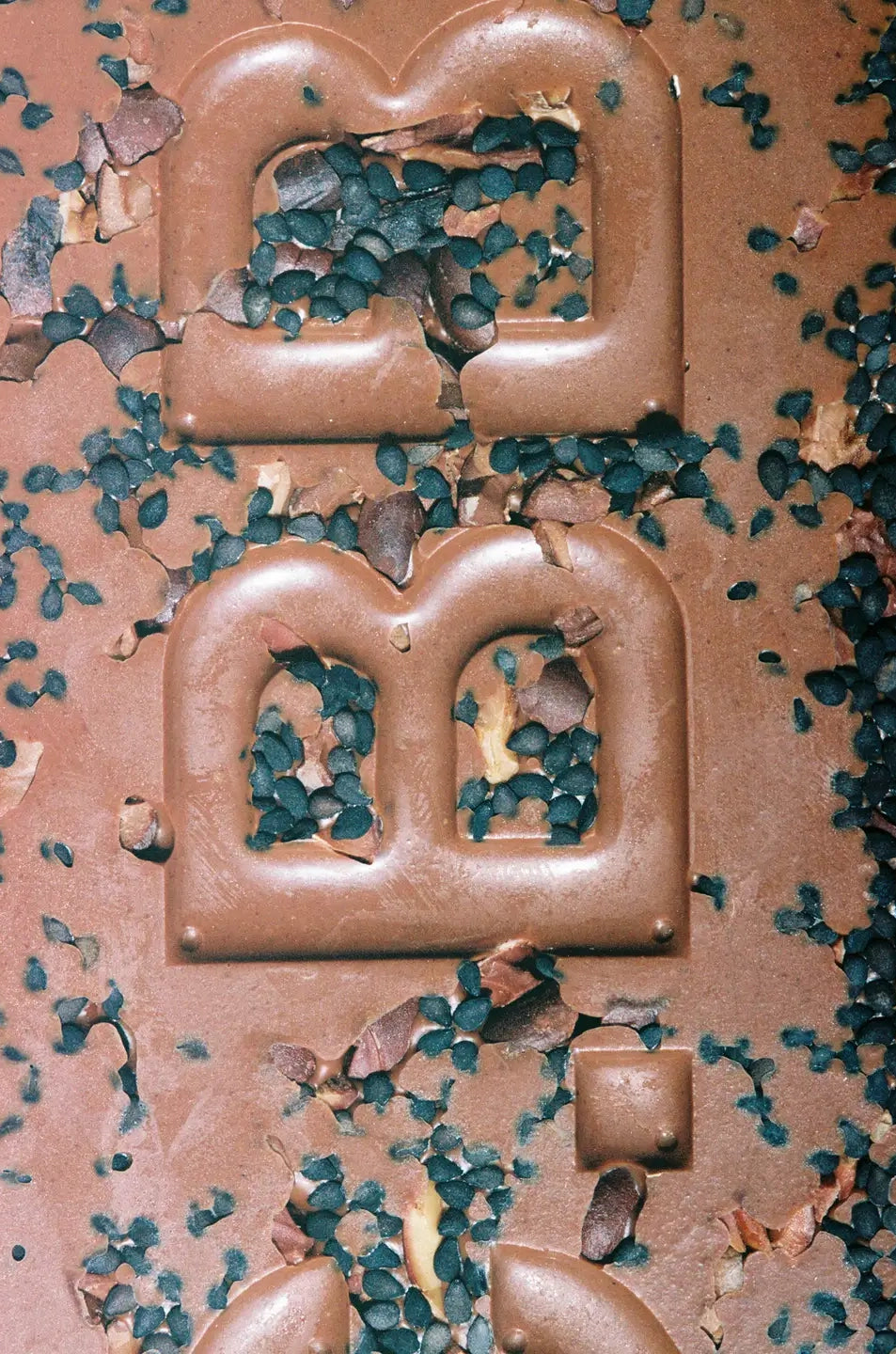 BLACK TOASTED SESAME + CACAO NIB DARK CHOCOLATE BY CASA BOSQUES