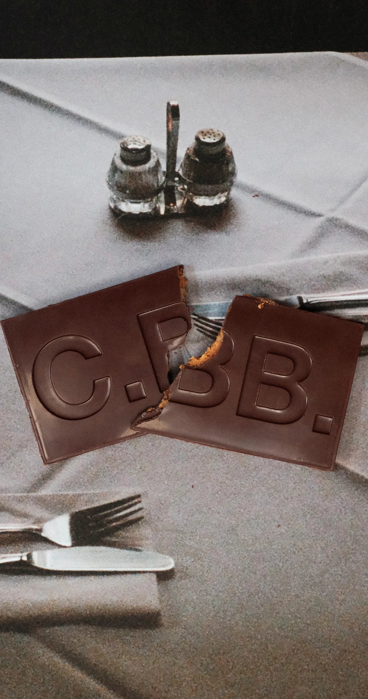 CRUNCHY PEANUTS + VANILLA CREME 74% DARK CHOCOLATE BY CASA BOSQUES
