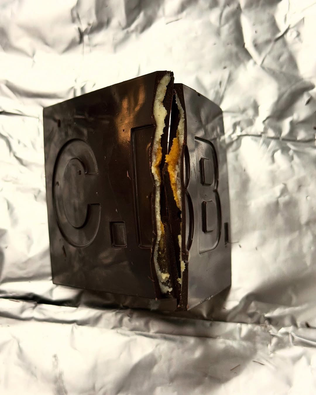 CRUNCHY PEANUTS + VANILLA CREME 74% DARK CHOCOLATE BY CASA BOSQUES