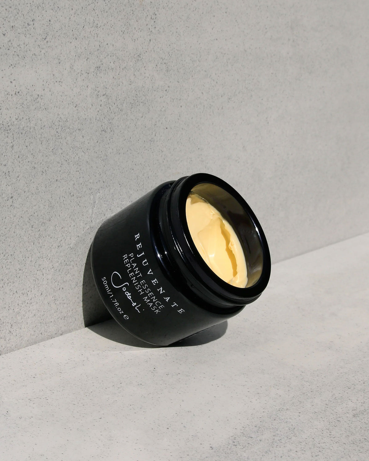 A black glass jar of Sodashi&